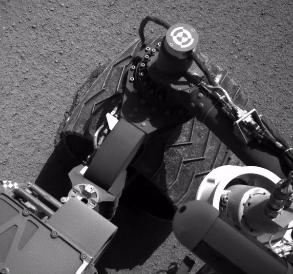 NASA好奇号火星车像狗狗在沙滩挖洞一样在红色星球上留下痕迹