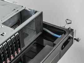 施耐德电气展示业界首个基于机箱的浸入式冷却服务器机架